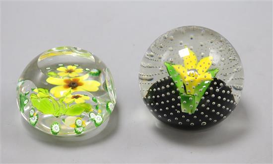 A Selkirk lamp work glass paperweight, no.151/250 and a Caithness paperweight